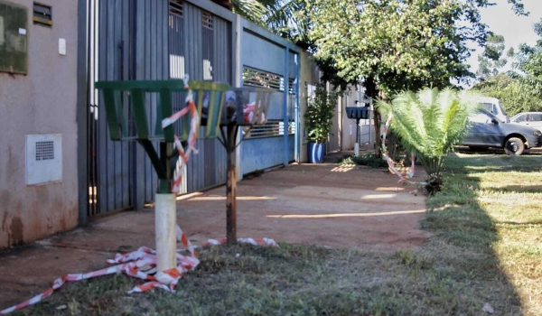 Atropelada em briga com marido, mulher morreu presa sob carro rebaixado