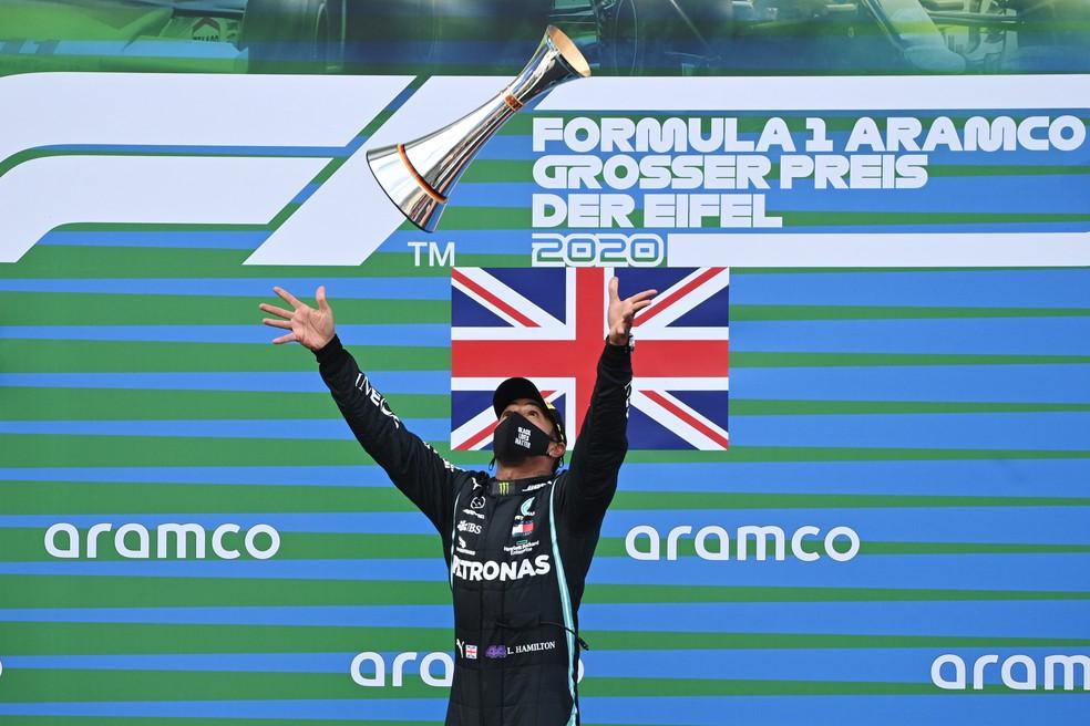 Hamilton vence em Nürburgring e iguala recorde de Schumacher