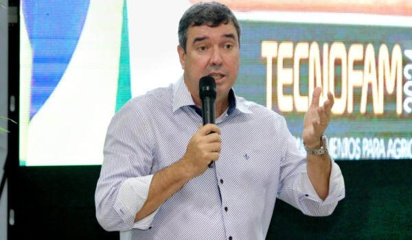 Riedel atende prefeitos com pacote de obras a seis meses da eleição