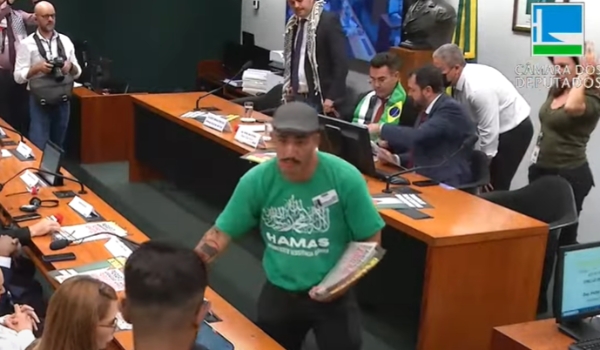 Homem com camisa do Hamas distribui panfletos em sessão na Câmara sobre crise humanitária em Gaza