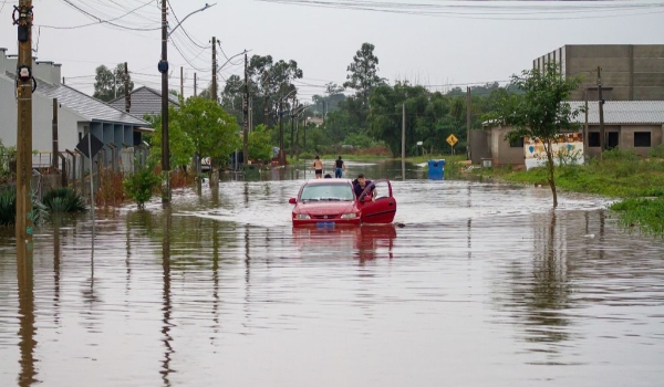 Após apelo de Leite, governo federal amplia envio de militares para o RS