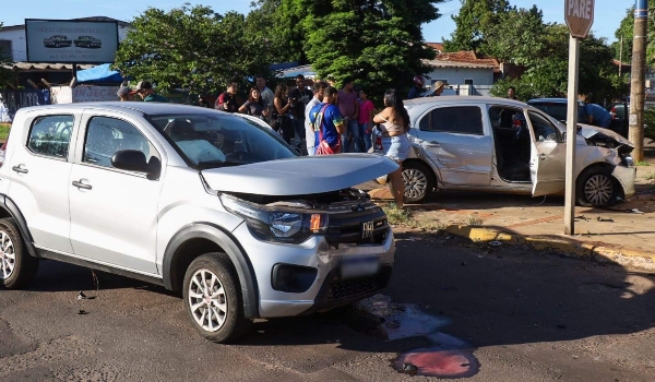 Carro para em muro, motorista tenta fugir, mas é contida por policial à paisana