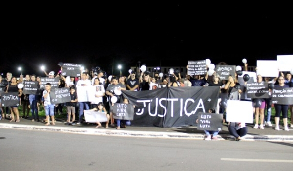 Grupo faz protesto em busca de respostas sobre morte de soldado