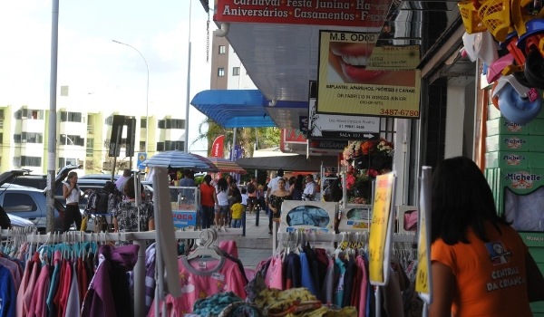 Vendas no varejo do Brasil têm estabilidade em março, diz IBGE
