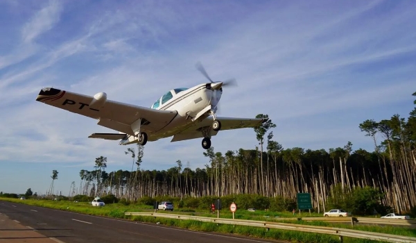 Chuvas no RS: rodovia vira pista de pouso improvisada para chegada de doações