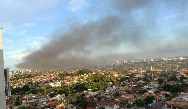 Depósito de pneus pega fogo e fumaça encobre céu da Capital