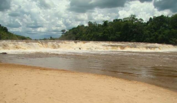 Homem tenta atravessar rio nadando e morre afogado durante passeio com a família