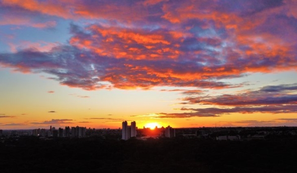 Combinando ar frio e seco à alta pressão atmosférica, domingo encerra a semana com sol e nebulosidade