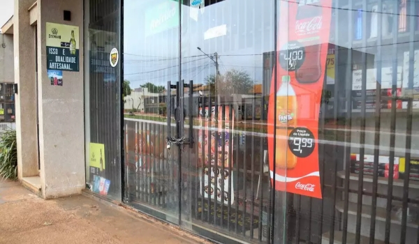 Ladrão manda dono de conveniência tirar a roupa, atira e é preso