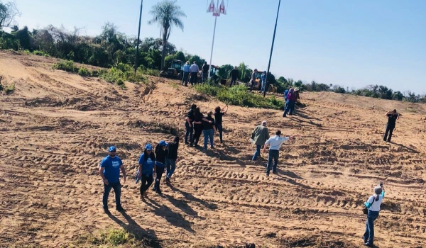 Registro histórico: Prefeito Nelson Cintra e equipe da UEMS presenciam início da limpeza para construção da ponte Bioceânica