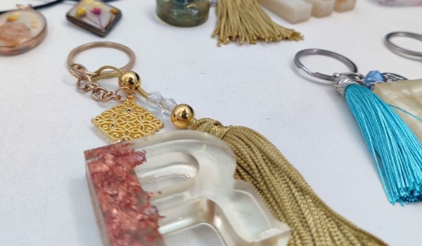 De biojoias a transformação de móveis, reeducandas da Capital são capacitadas em arte com resinas