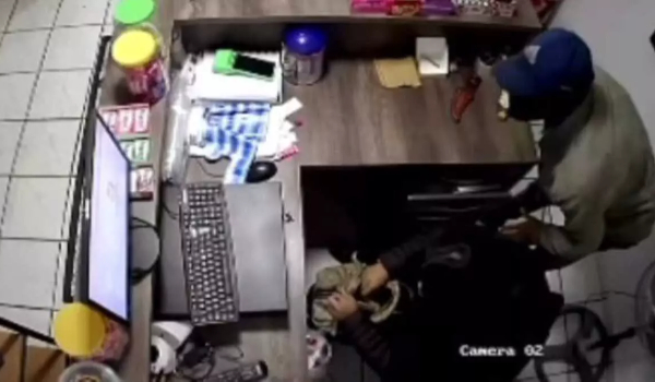 Ladrão encapuzado invade conveniência em Ponta Porã e leva dinheiro, faca e whisky