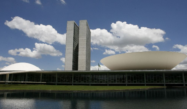 Governo aceita discutir “taxa da blusinha” em projeto separado