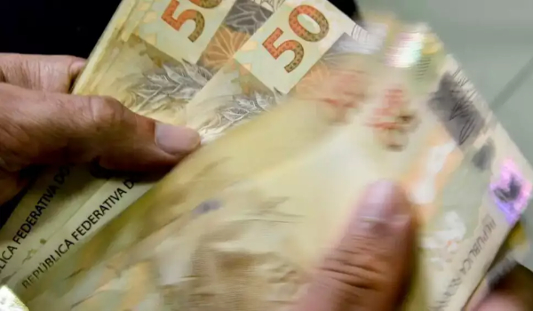 Juros recuam, mas rotativo do cartão sobe, atingindo 423,5% ao ano