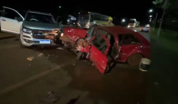 Motorista fica preso nas ferragens ao bater de frente com caminhonete