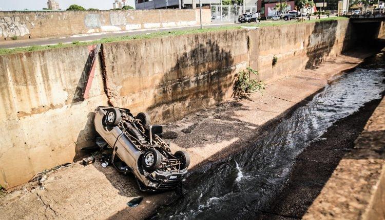 Camionete é cravada de tiros, cai em córrego e motorista morre em Campo Grande
