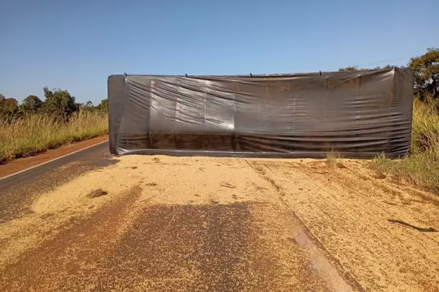 Caçamba carregada com grãos tomba e MS-134 fica parcialmente interditada 