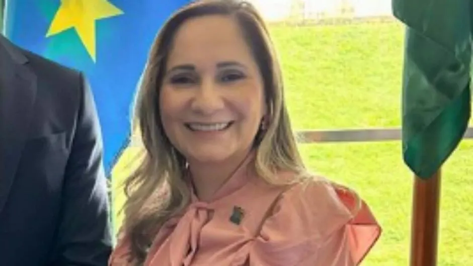 Prefeita demite professora por denúncia, mas gasta fortuna com show sertanejo