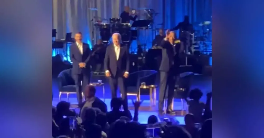 Joe Biden ‘congela’ de novo durante evento nos Estados Unidos e Obama o tira do palco