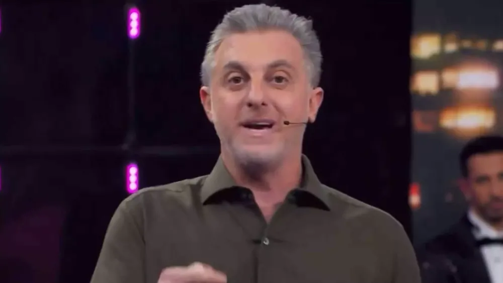 No ‘Domingão’, Luciano Huck quebra protocolo e opina sobre ‘PL do Aborto’: “Cruel”