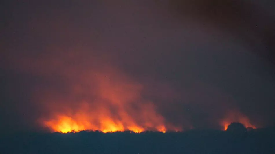 Em Corumbá, escuridão da noite dá lugar ao ‘clarão’ do fogo que avança pelo Pantanal