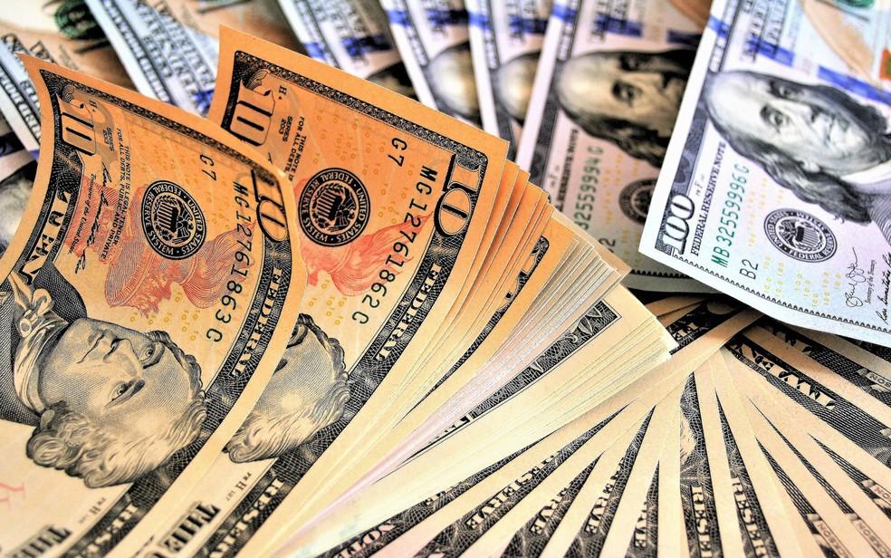 Dólar opera em queda e chega de R$ 5,50