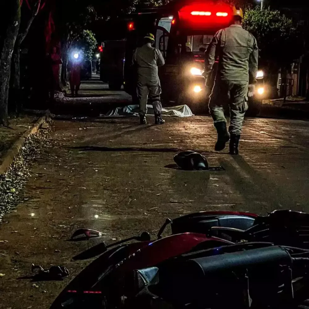 Adolescente morre ao perder controle e bater moto em árvore