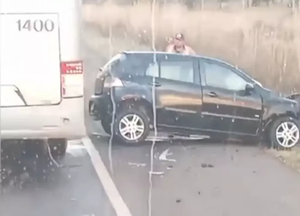 Condutor morre ao bater carro contra caminhão boiadeiro em ultrapassagem