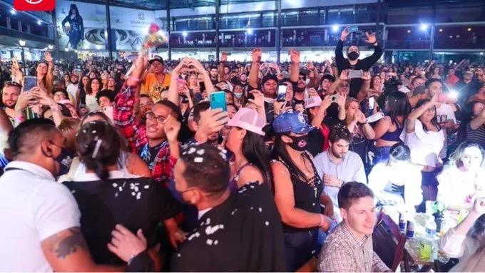 Acabou o covid? Show lotado de Maiara e Maraísa enche de famosos e revolta internet