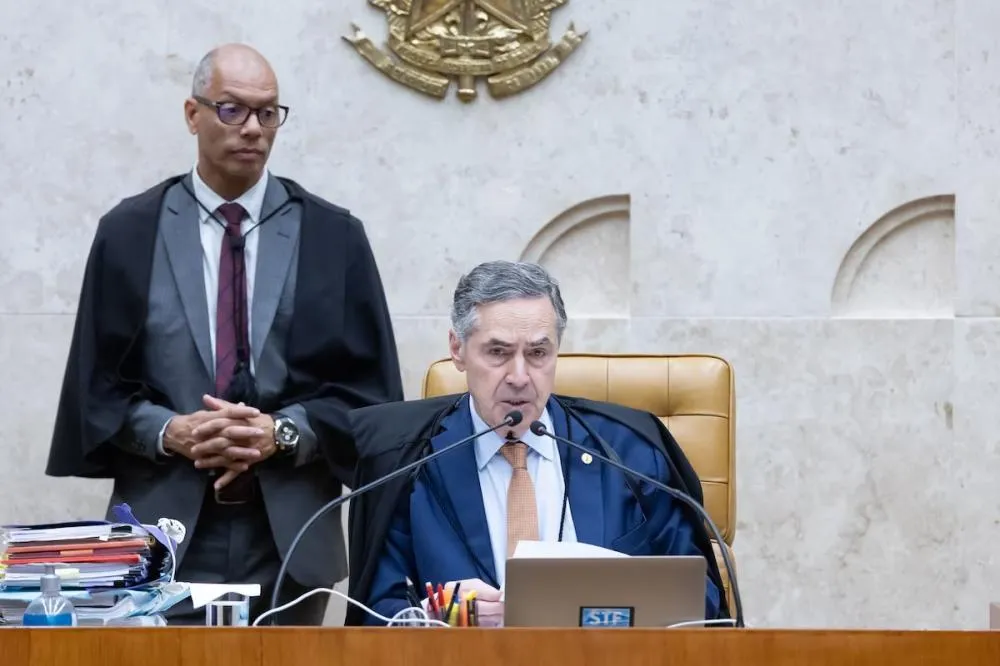 Capinhas do STF ganham R$ 6,4 mil para empurrar cadeiras de ministros e servir cafezinho