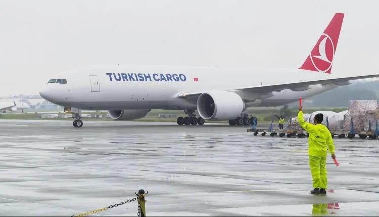 Primeiro lote de vacina contra Covid-19 chega ao Brasil