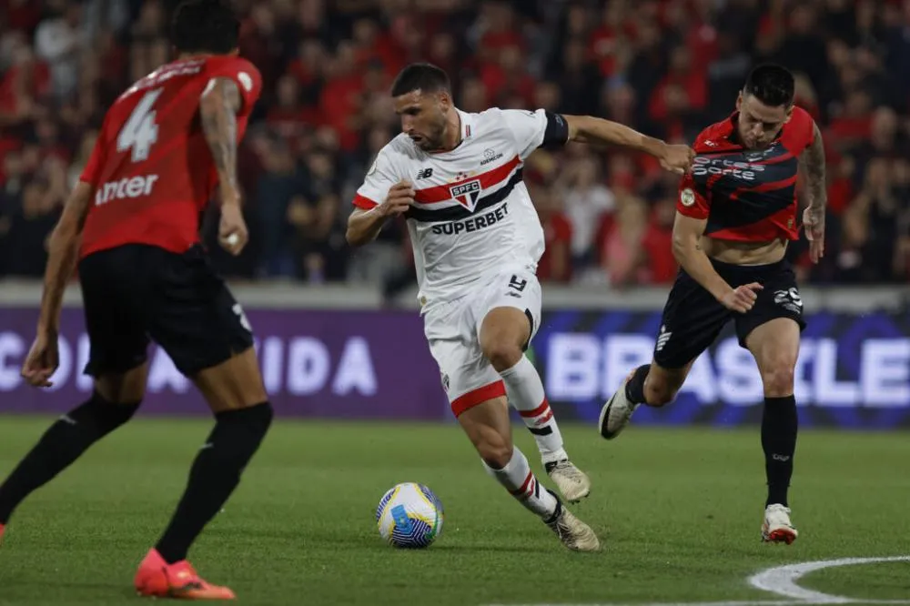 Fora de casa, São Paulo vence o Athletico-PR pelo Brasileirão