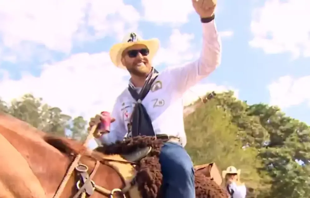 Zé Neto faz peregrinação por 4 dias e dedica ao cantor João Carreiro