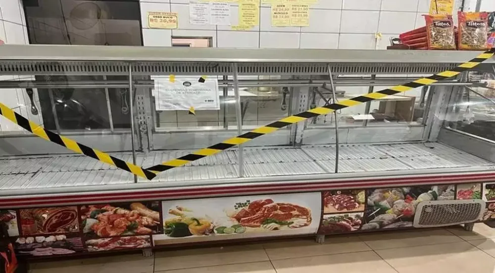 Fiscais fecham açougue irregular e descartam 1,5 tonelada de carne 