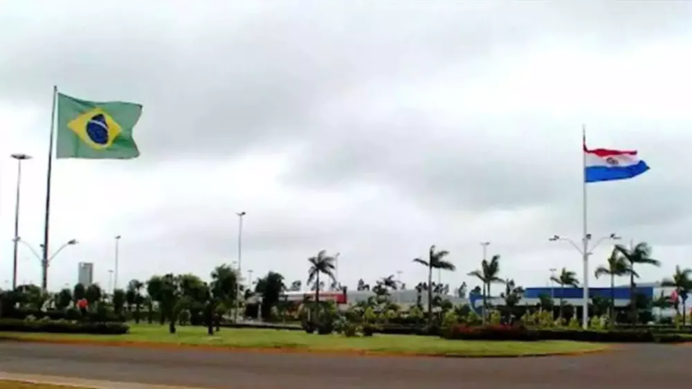 Mulher agride namorado com garrafada no rosto e foge após briga em bar na fronteira