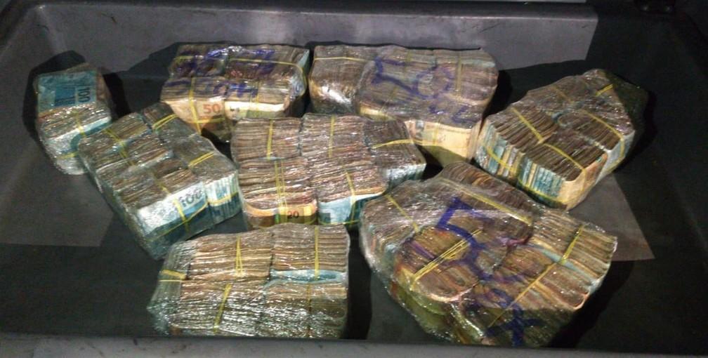 PM encontra R$ 400 mil em carro durante blitz