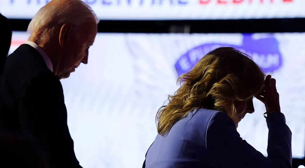 Biden sai do palco com a primeira-dama, Jill Biden, ao final do debate presidencial com Trump, em Atlanta | 27/06/2024REUTERS/Brian Snyder