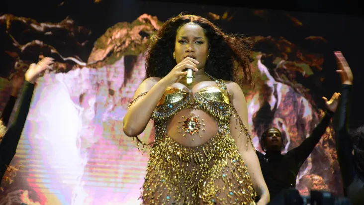 Iza exibe barriga de grávida em show na praia de Copacabana | Crédito: Webert Belicio/ Agnews