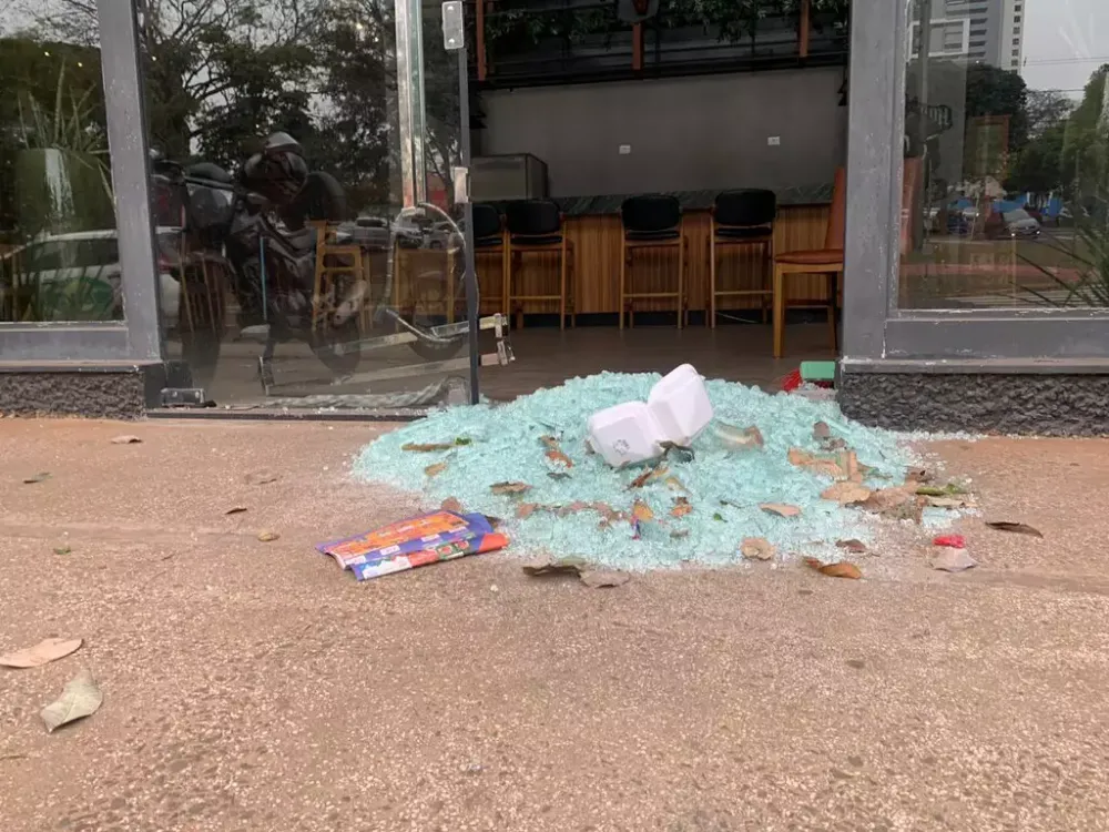 Assombração? Porta de restaurante da Avenida Afonso Pena estoura sozinho durante a madrugada