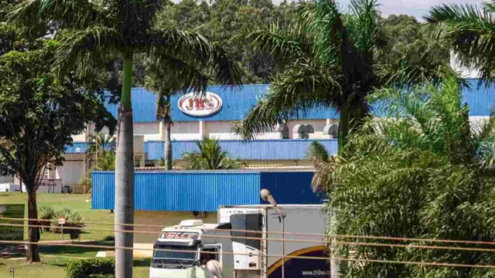 Polícia Civil investiga JBS por crime ambiental após promotora denunciar mau cheiro em Campo Grande