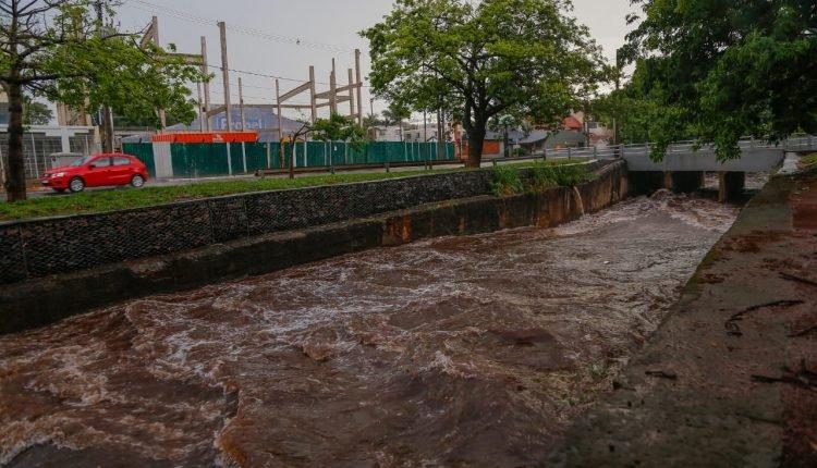 Chuva inesperada ameniza o calor e quase enche córrego de Campo Grande