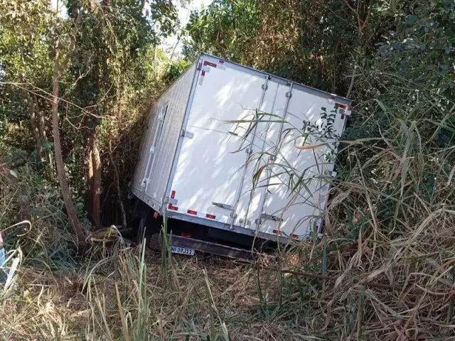 Caminhoneiro foge, cai em ribanceira com carga de maconha e acaba preso na MS-156