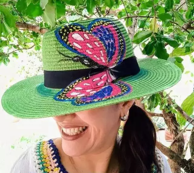 Bióloga pinta natureza do Pantanal em seus chapéus e faz sucesso 