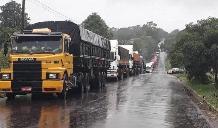600 caminhões ‘encalham’ na fronteira com MS