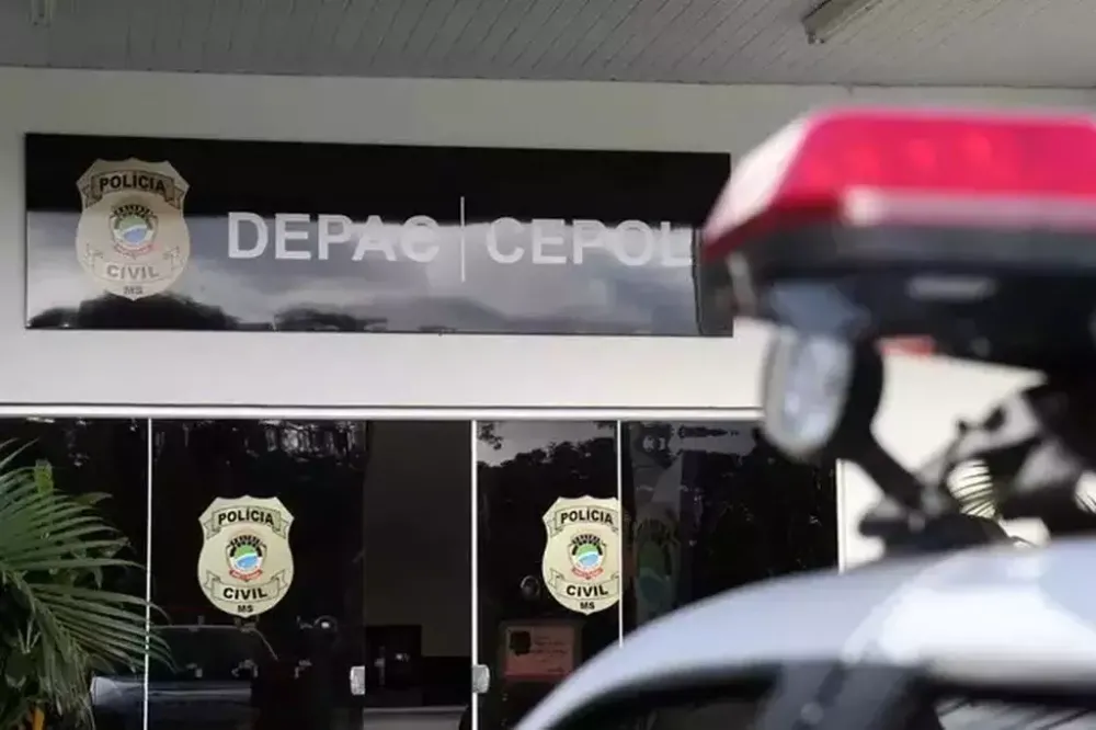 Bêbado, homem bate carro em poste e vai preso ao dar soco em policial