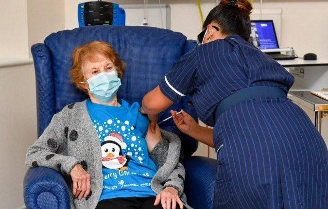 Mulher de 90 anos é a 1ª pessoa vacinada contra a Covid-19