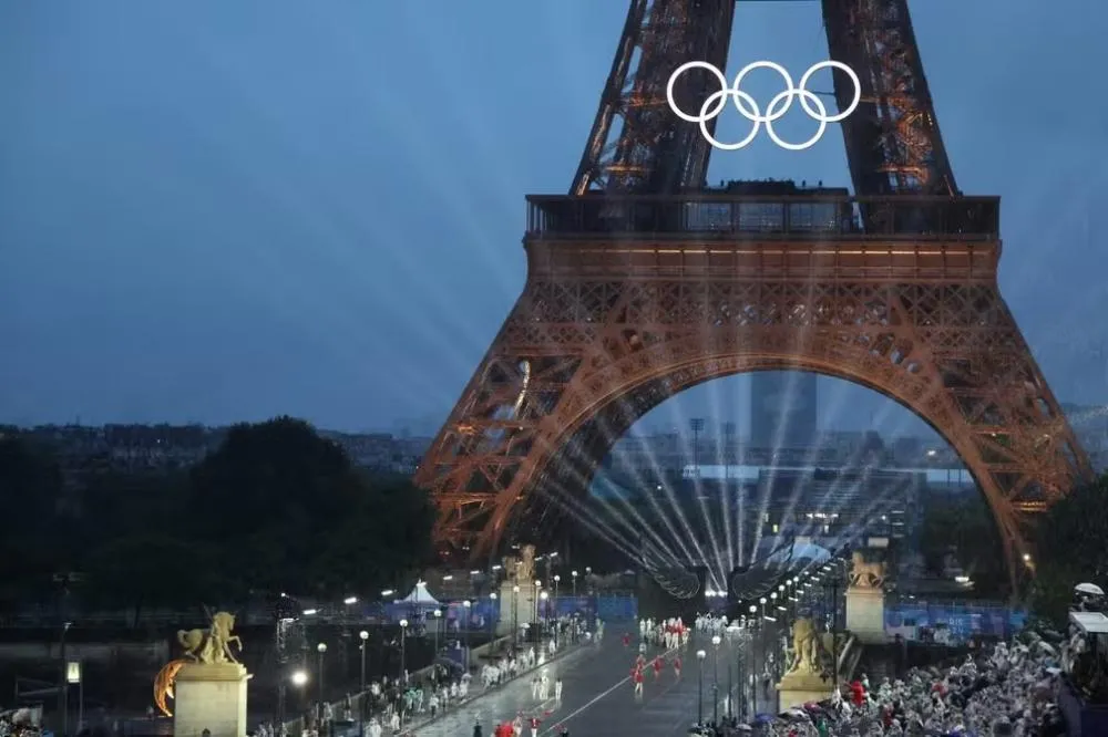 Imagem da Torre Eiffel durante a cerimônia de abertura das Olimpíadas de Paris 2024 — Foto: Ludovic Marin/via Reuters