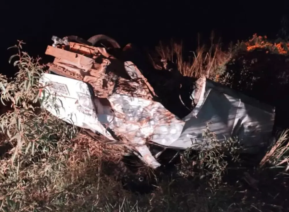 Motorista é arremessado de carro durante capotagem na BR-376