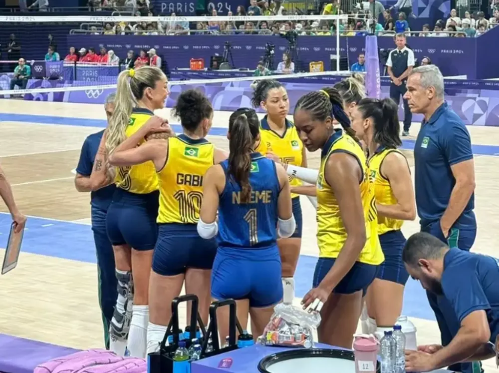 Sem dificuldades, Brasil derrota Quênia na estreia do vôlei feminino