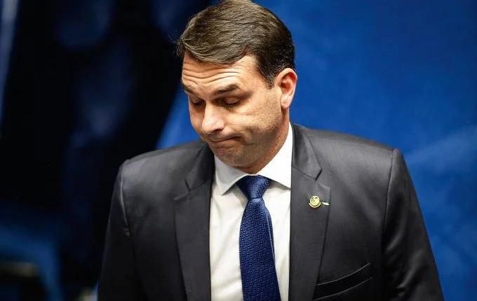 PGR vai apurar se Abin orientou defesa de Flávio Bolsonaro